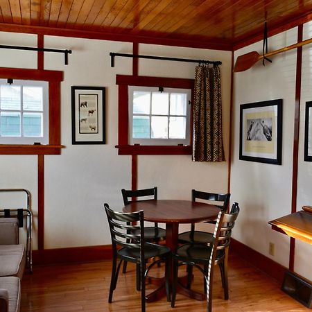 Banff Beaver Cabins Екстериор снимка