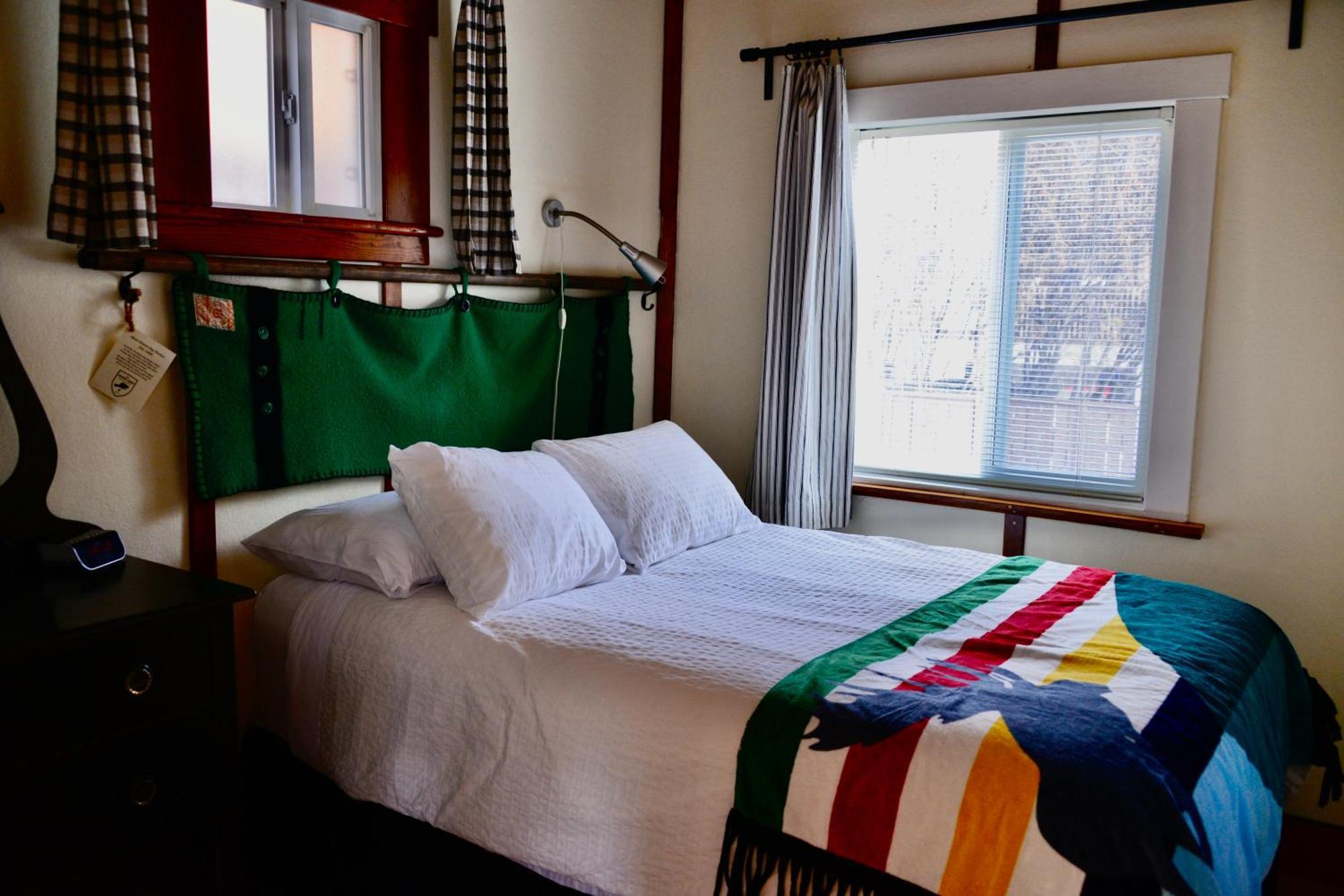 Banff Beaver Cabins Екстериор снимка